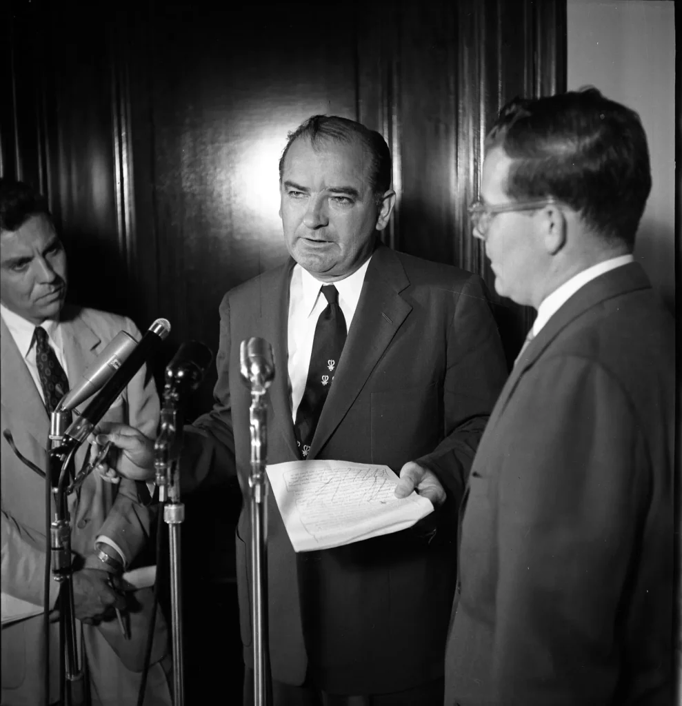 Сенатор Джозеф Маккарти делает заявление у микрофонов, 1954