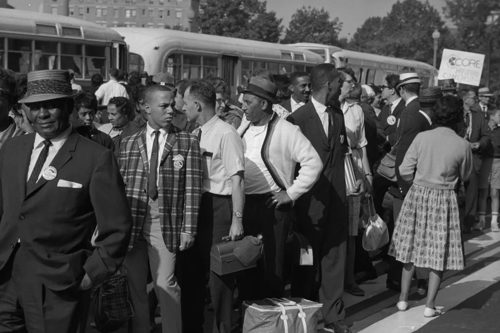 Участники Марша на Вашингтон выходят из автобусов, 1963 год