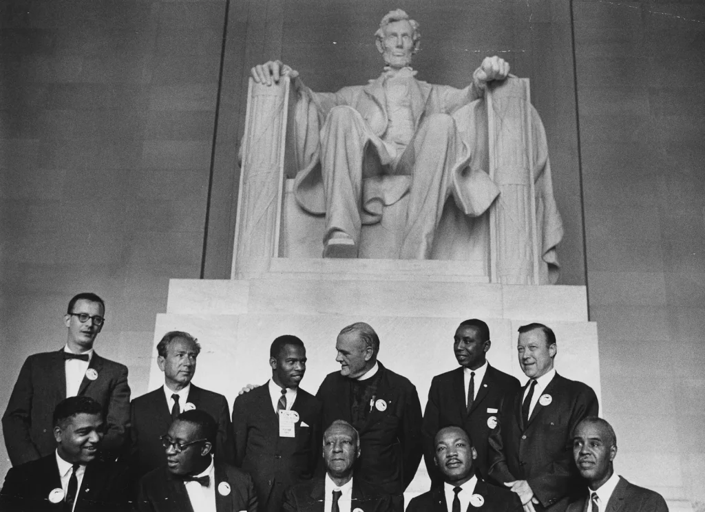 Лидеры Марша на Вашингтон у статуи Линкольна в мемориале, 28 августа 1963 года