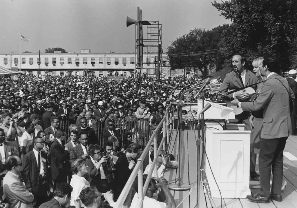 Трио «Питер, Пол и Мэри» выступает на Марше на Вашингтон, 1963 год