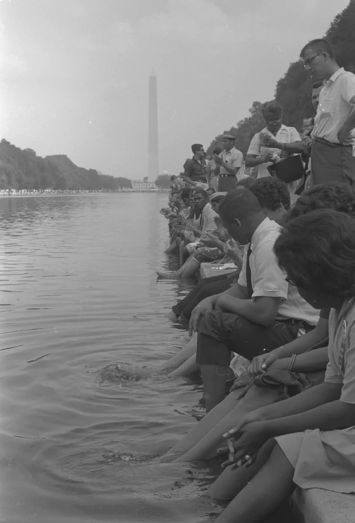 Участники Марша на Вашингтон опустили ноги в Зеркальный пруд, 1963 год