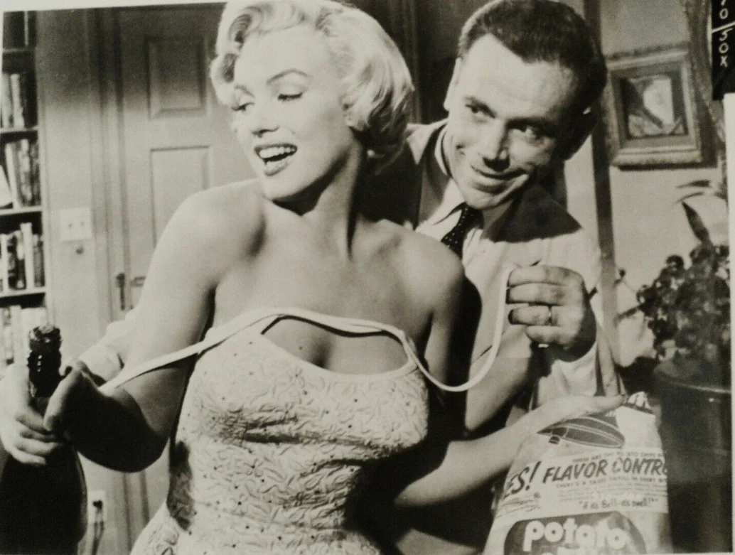 Монро и Юэлл на рекламном фото «Зуда седьмого года», 1955