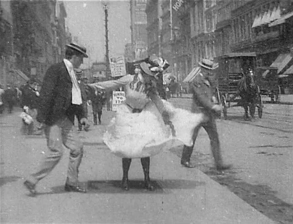 1901 год: у прохожей над решёткой на 23-й улице взлетает юбка