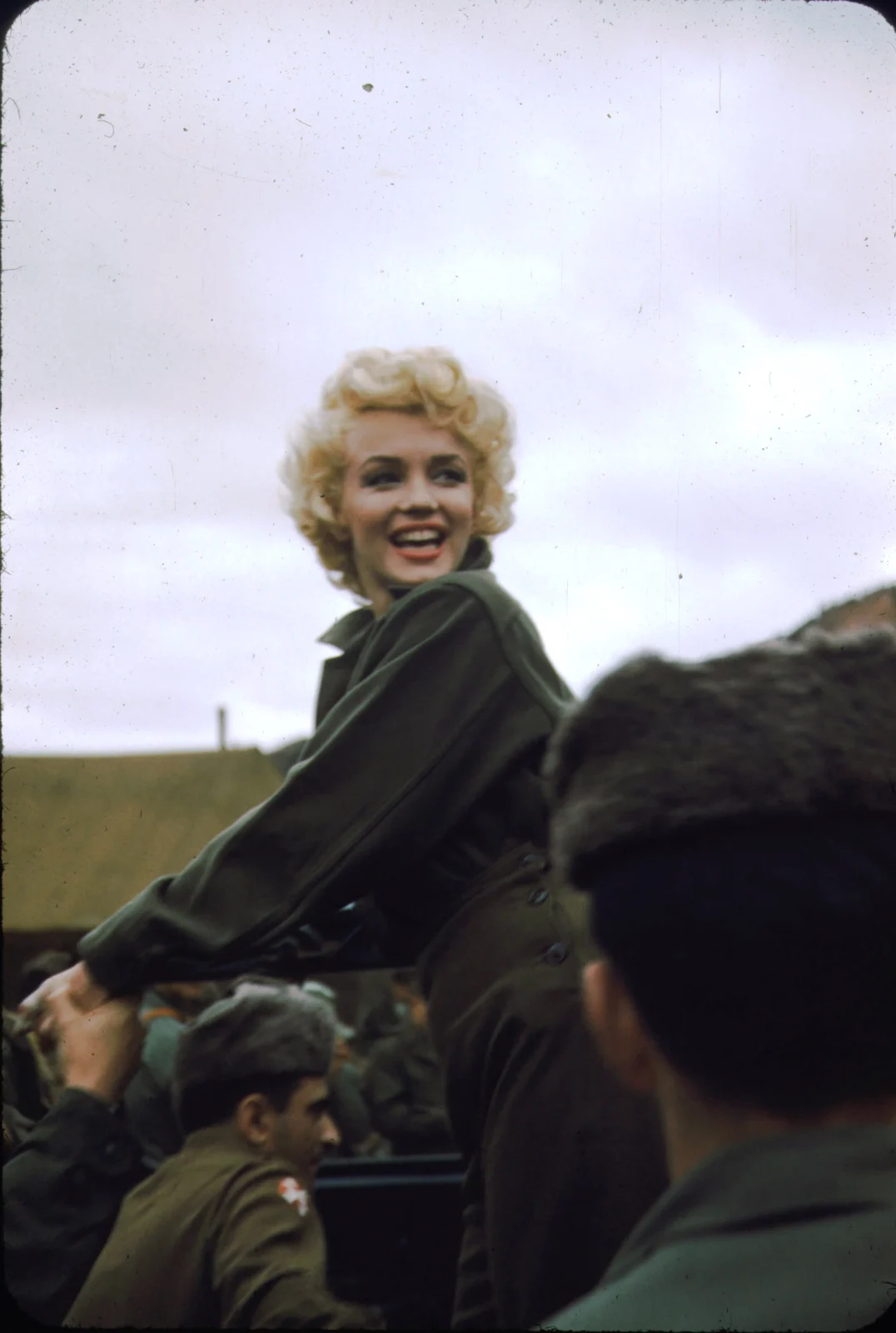 Монро приветствует солдат во время гастролей USO в Корее, 1954
