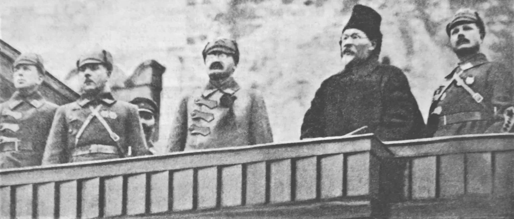 Бубнов, Ворошилов, Троцкий, Калинин и Фрунзе на деревянной трибуне Мавзолея во время парада 7 ноября 1924 года