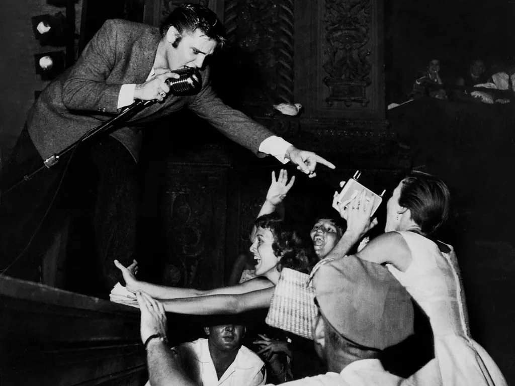 Элвис Пресли поёт на сцене театра Olympia в Майами, 1956