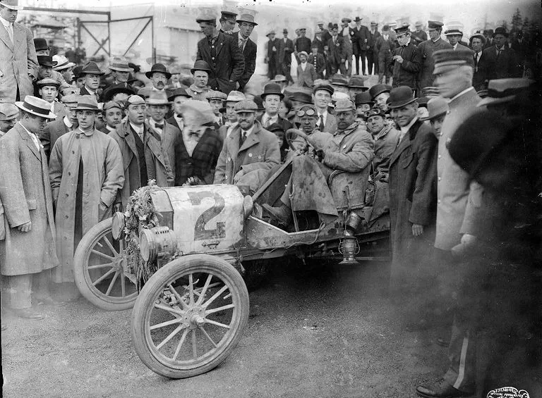 Генри Форд у машины Ford Model T номер 2 на выставке в Сиэтле, июнь 1909 года
