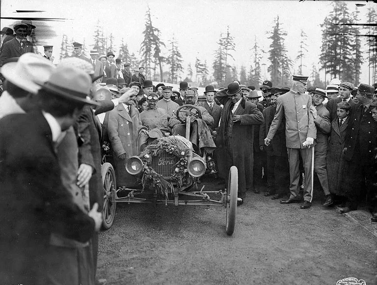 Ford Model T номер 2 в венке после финиша гонки Нью-Йорк — Сиэтл, июнь 1909 года