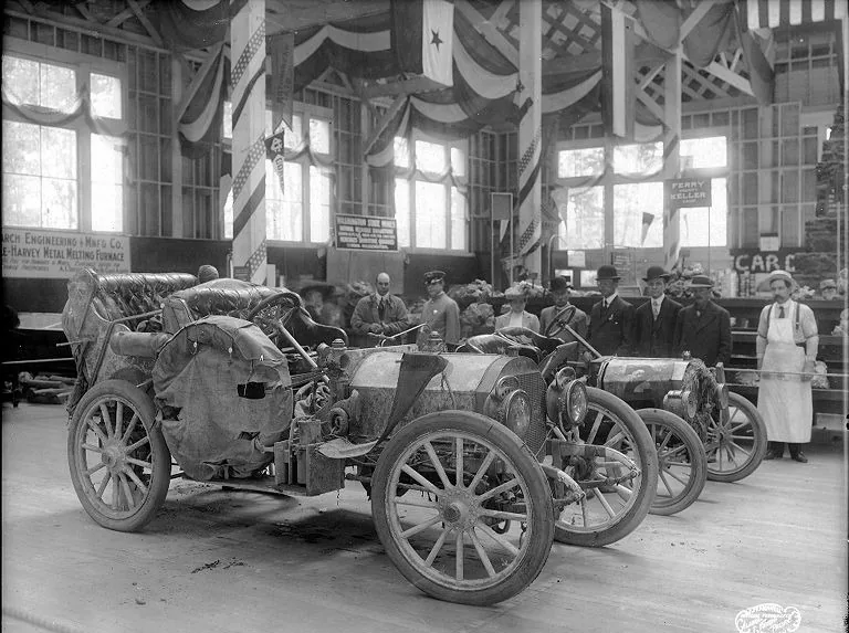 Ford Model T номер 2 и машины-соперницы на стенде выставки в Сиэтле после гонки, июнь 1909 года