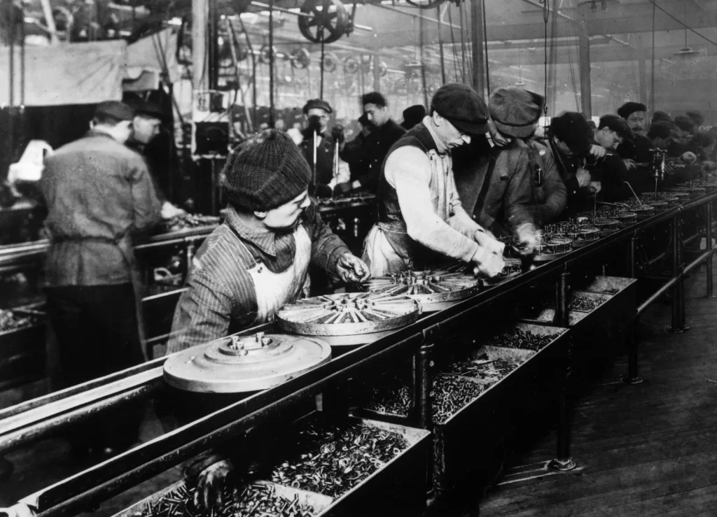 Рабочие на движущейся сборочной линии завода Ford в Хайленд-Парке, 1913 год