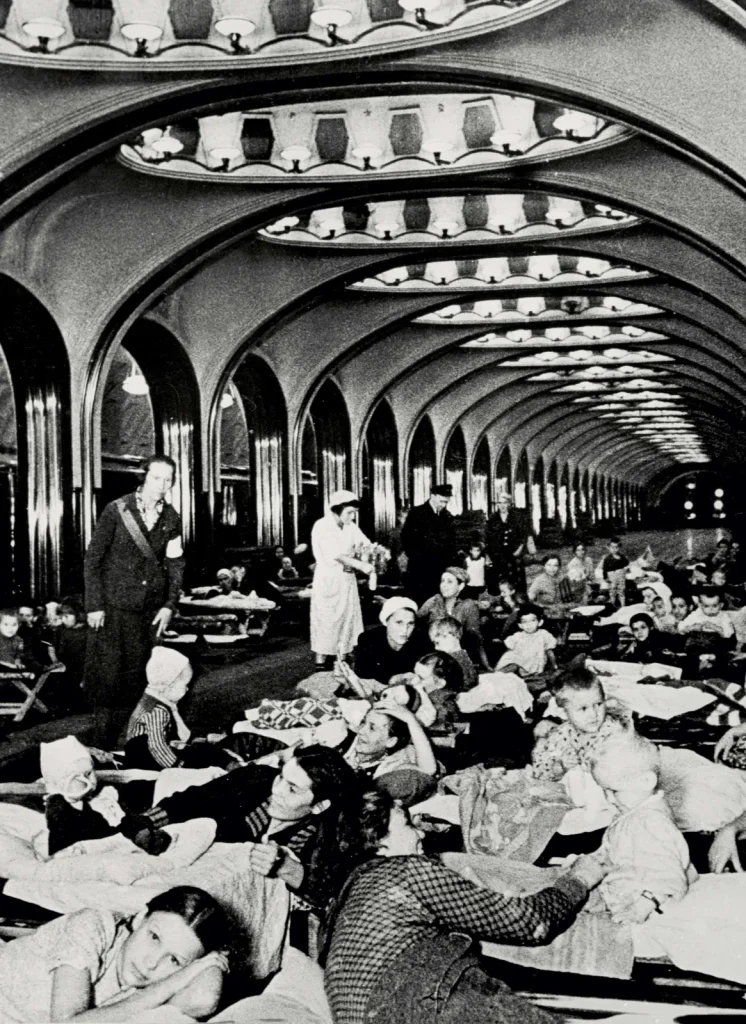 Москвичи на станции метро Маяковская во время воздушной тревоги, 1941 год