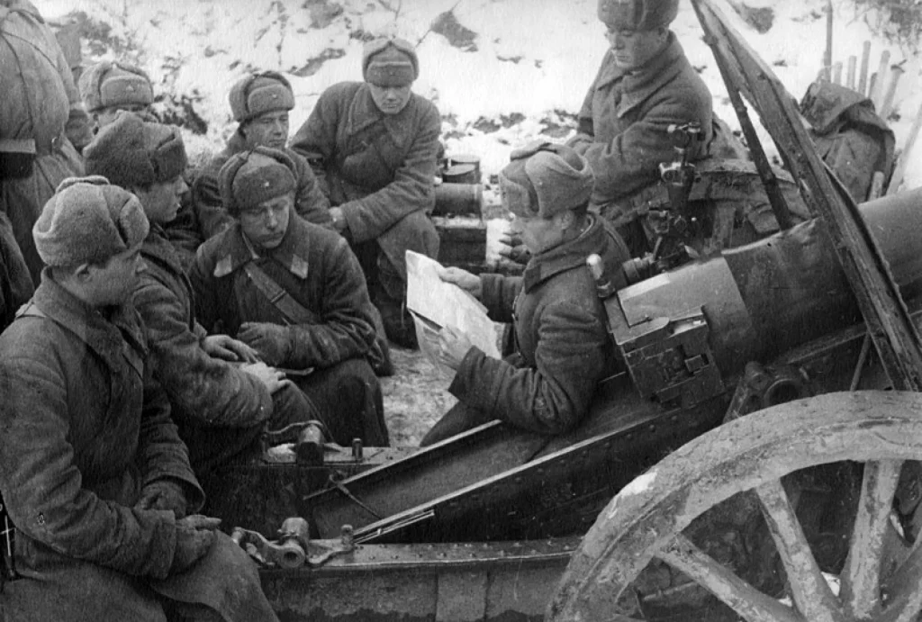 Политрук Быков читает артиллеристам доклад Сталина от 6 ноября 1941 года