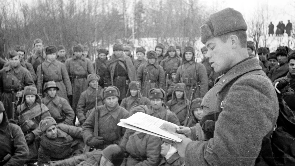 Лейтенант Мартыненко читает бойцам речь Сталина на Волоколамском направлении, ноябрь 1941 года