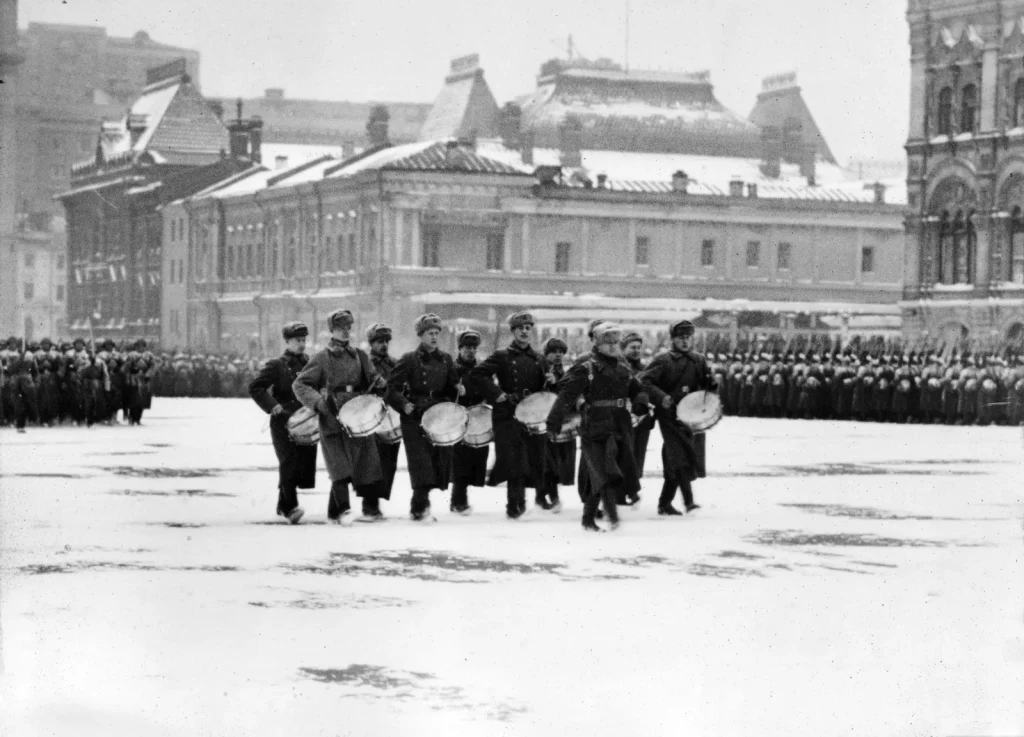 Военные музыканты маршируют по Красной площади на параде 7 ноября 1941 года