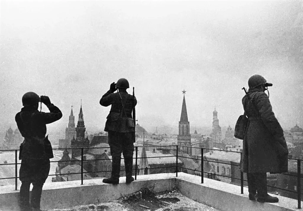 Бойцы на страже Москвы в день парада 7 ноября 1941 года