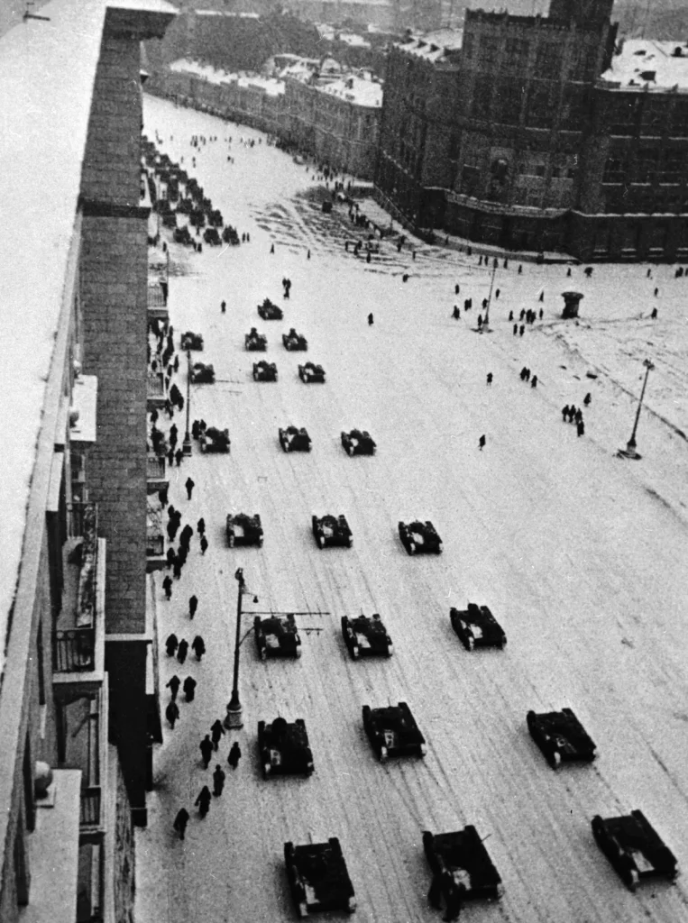 Танки после парада 7 ноября 1941 года идут по Москве к фронту
