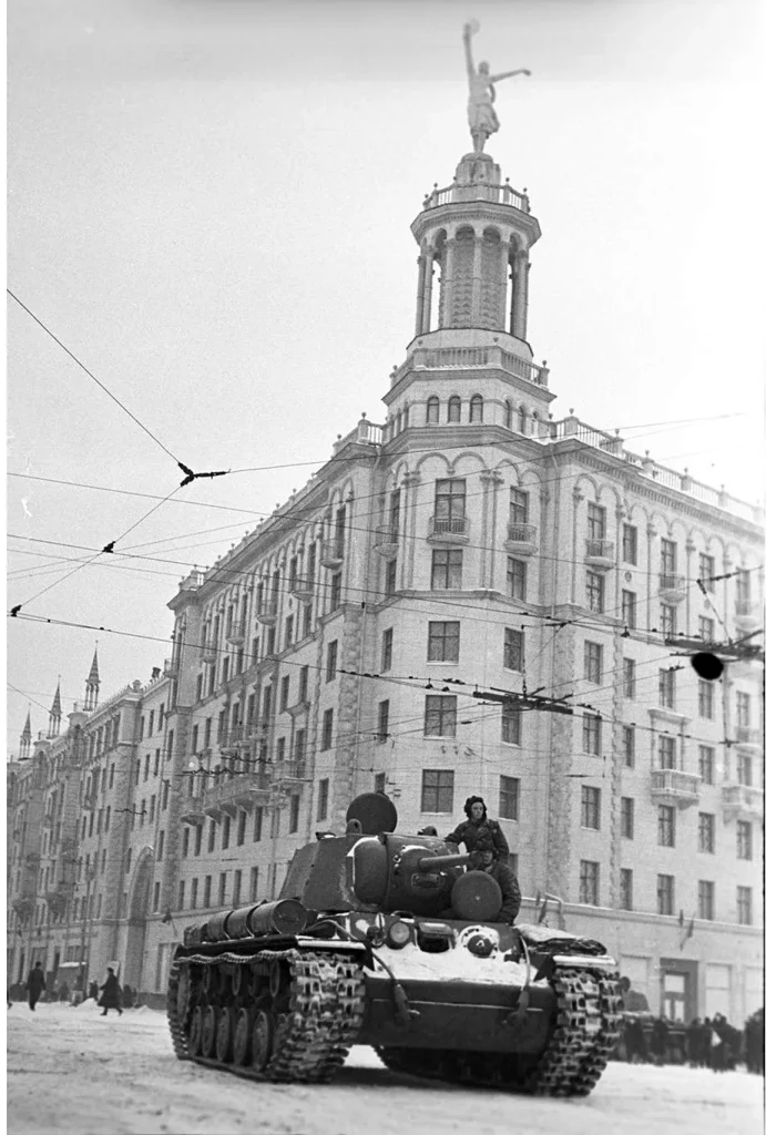 Тяжёлый танк КВ-1 на улице Горького в Москве 7 ноября 1941 года