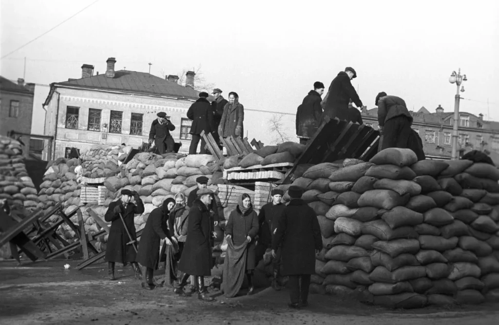 Москвичи строят баррикаду на Смоленской улице, 2 октября 1941 года