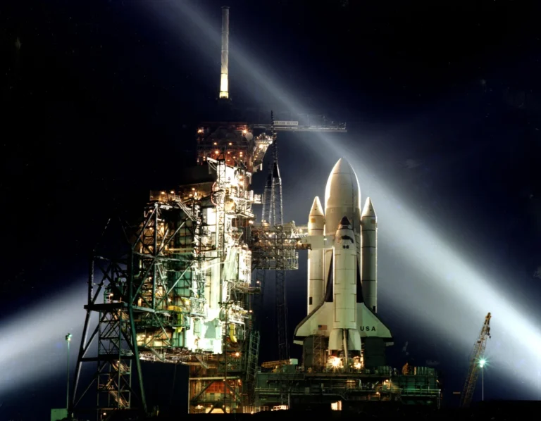 «Колумбия» ночью на стартовом комплексе 39A, 1981 год.