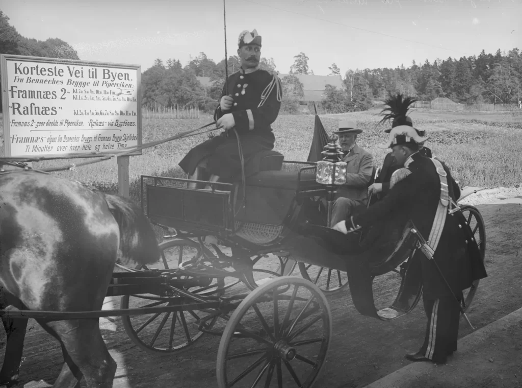 Король Оскар II в коляске уезжает с выставки в Христиании, 18 мая 1901 года
