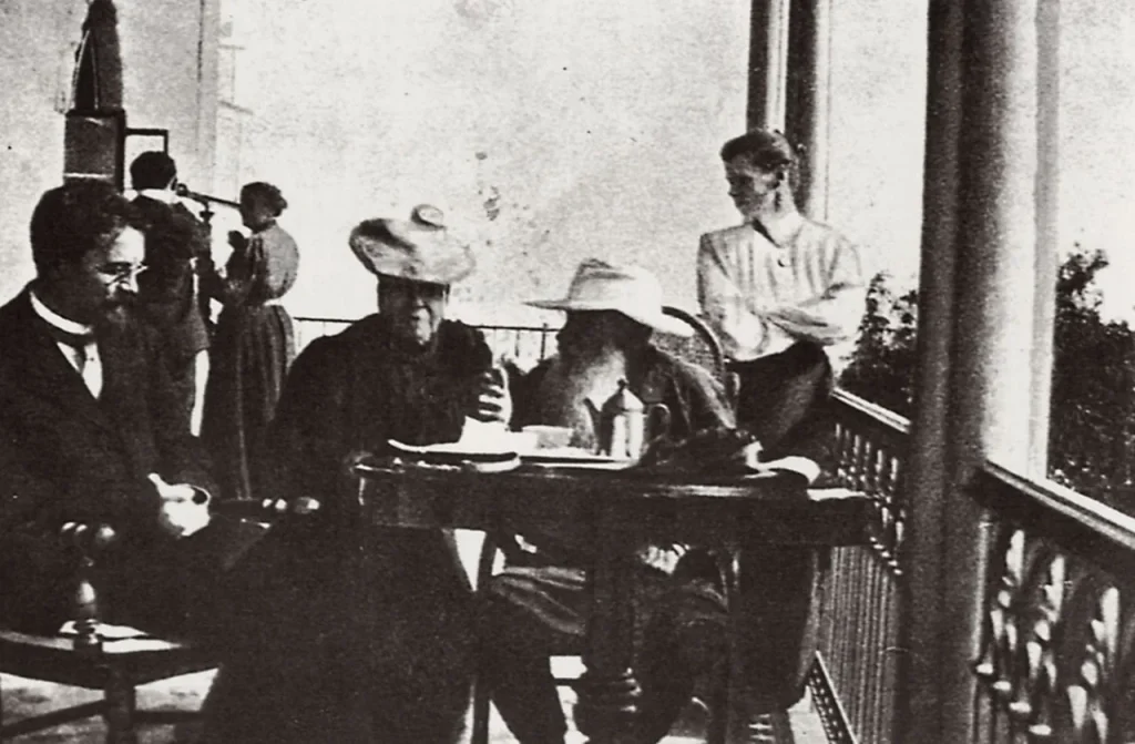 Лев Толстой и Антон Чехов на даче в Гаспре, 1901 год