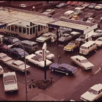 Портленд, декабрь 1973. Раннее утро на обычной заправке: бензин отпускают «кто первый пришёл» и не больше 5 галлонов на машину.