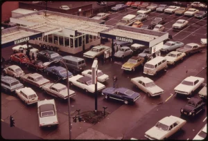 Портленд, декабрь 1973. Раннее утро на обычной заправке: бензин отпускают «кто первый пришёл» и не больше 5 галлонов на машину.