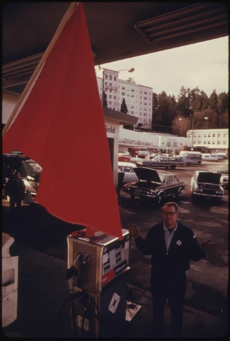 Портленд, январь 1974. Красный флажок: бензина нет. Владелец этой станции ARCO ездил в Вашингтон добиваться для Орегона большей квоты.