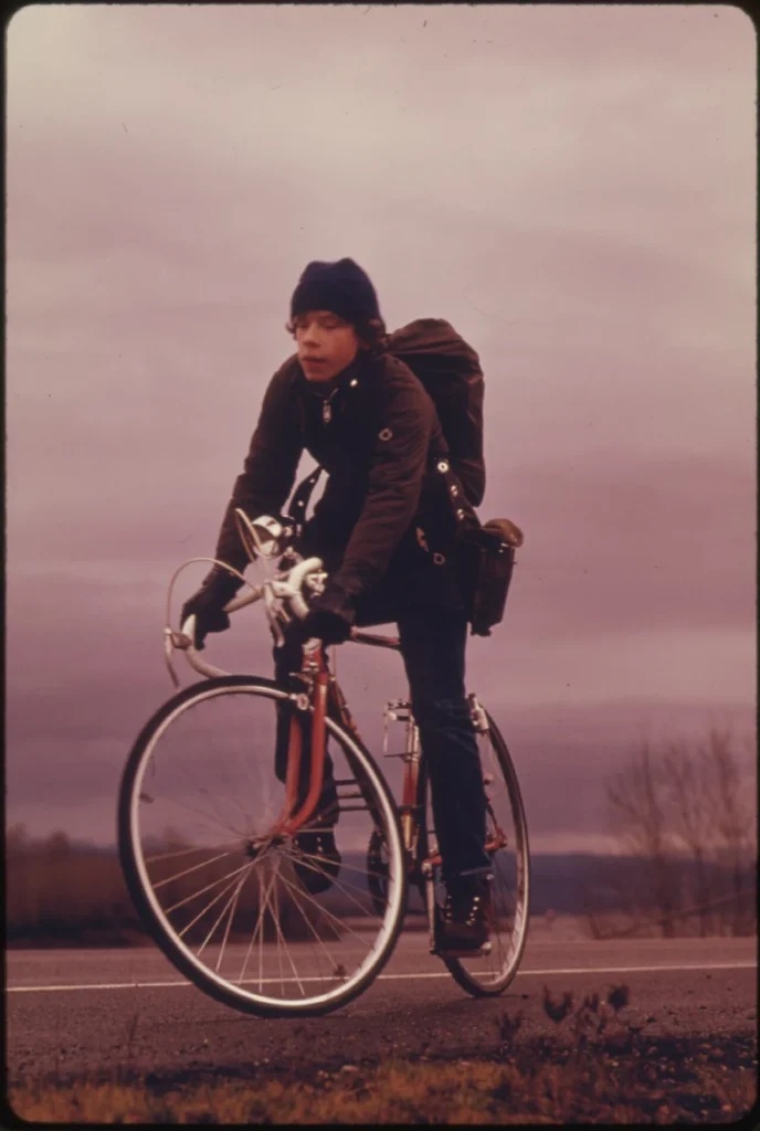 Портленд, февраль 1974. На экскурсию школьники едут на велосипедах: бензина для школьных автобусов не хватает.