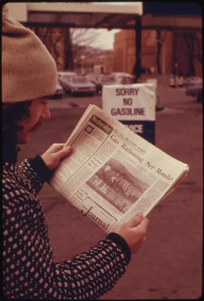 Портленд, январь 1974. На заправке с табличкой «бензина нет» читают в вечерней газете о новой системе «чёт-нечет».