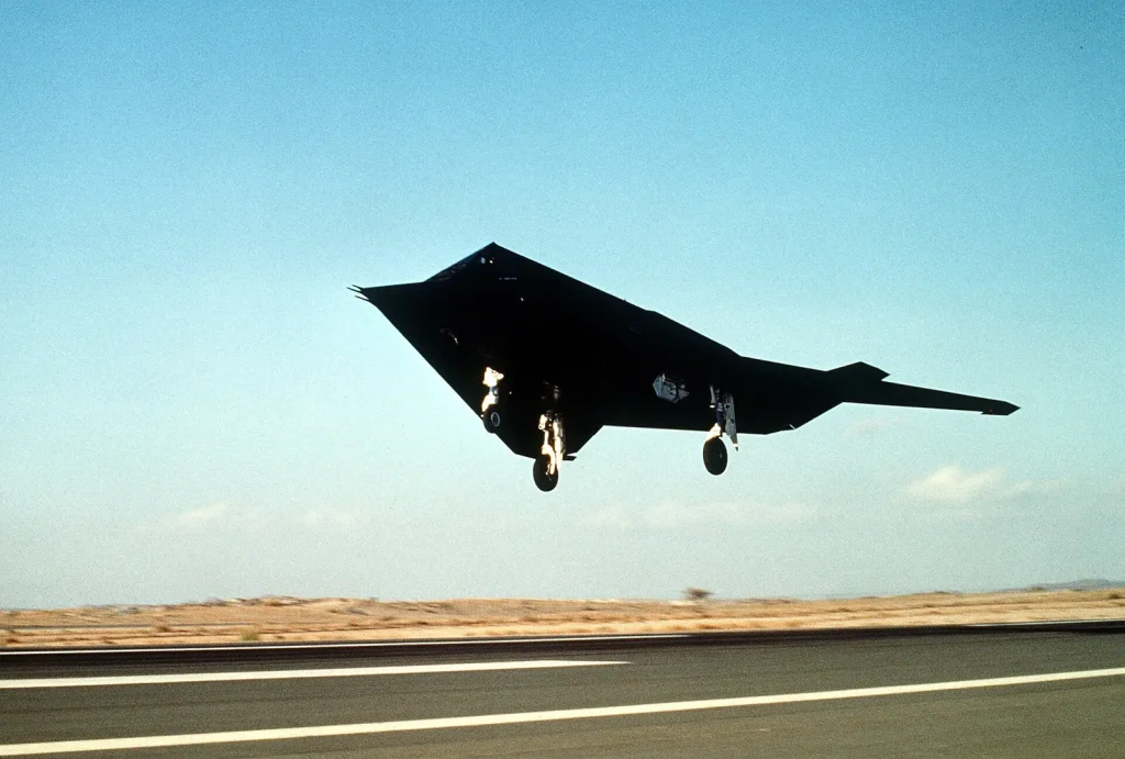 Самолёт-невидимка F-117 взлетает с авиабазы в Саудовской Аравии
