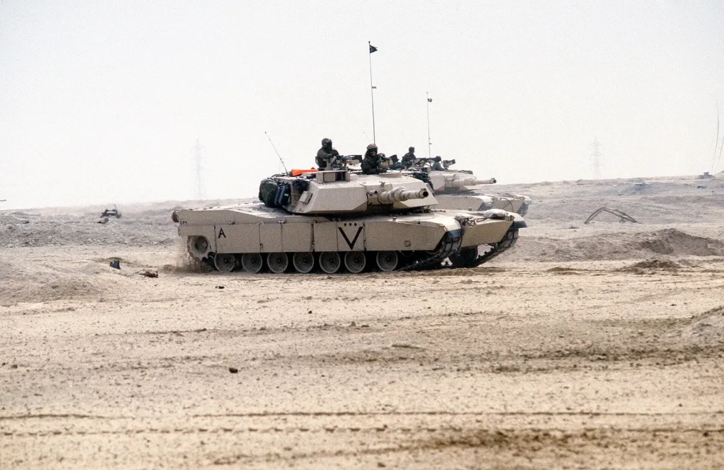 Два танка M1A1 «Абрамс» морской пехоты США идут по пустыне Кувейта