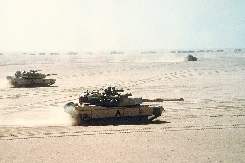 Строй танков M1A1 «Абрамс» 3-й бронетанковой дивизии в пустыне