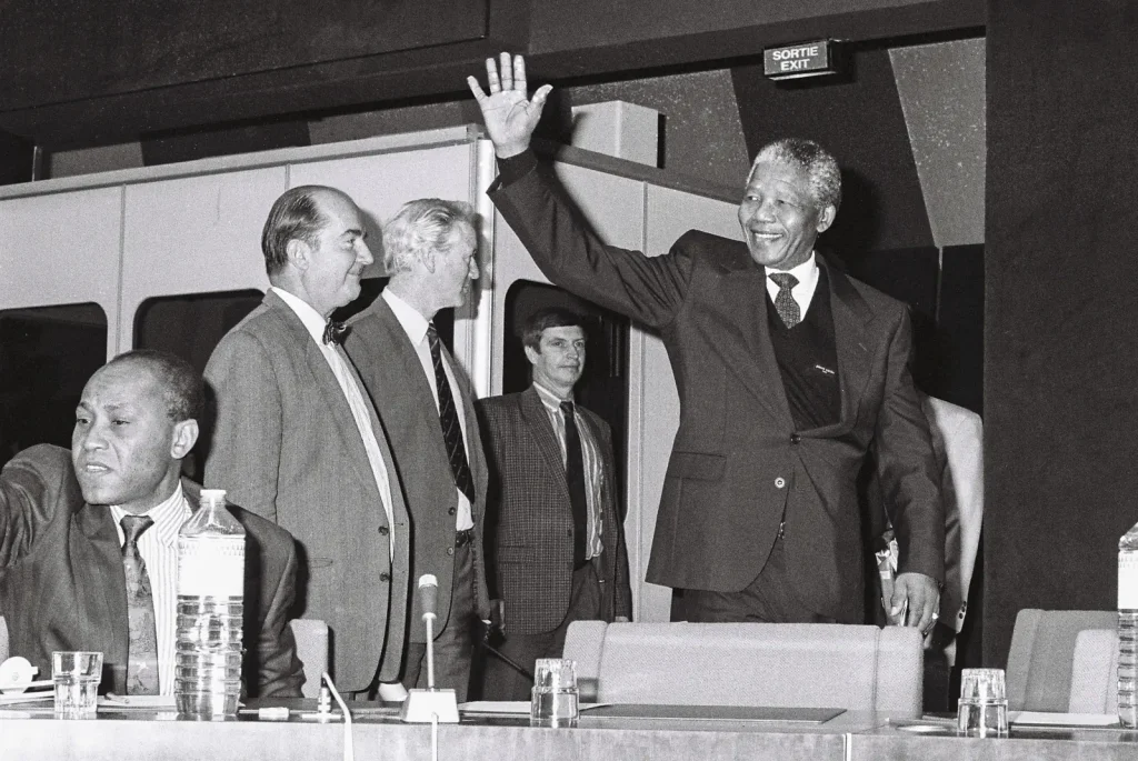Нельсон Мандела машет рукой залу Европейского парламента, июнь 1990 года