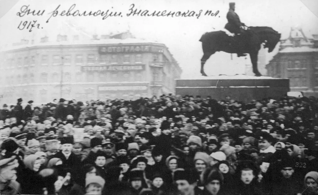 Огромная толпа на Знаменской площади у конного памятника Александру III, зима