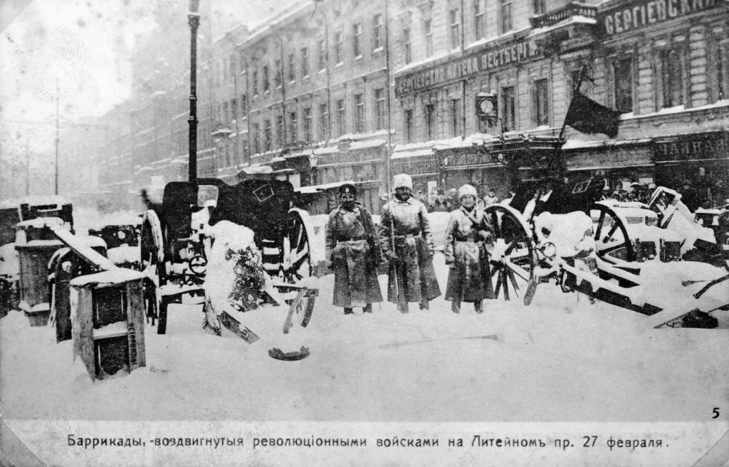 Баррикада из ящиков, бочек и орудийных передков на заснеженном Литейном проспекте, рядом солдаты