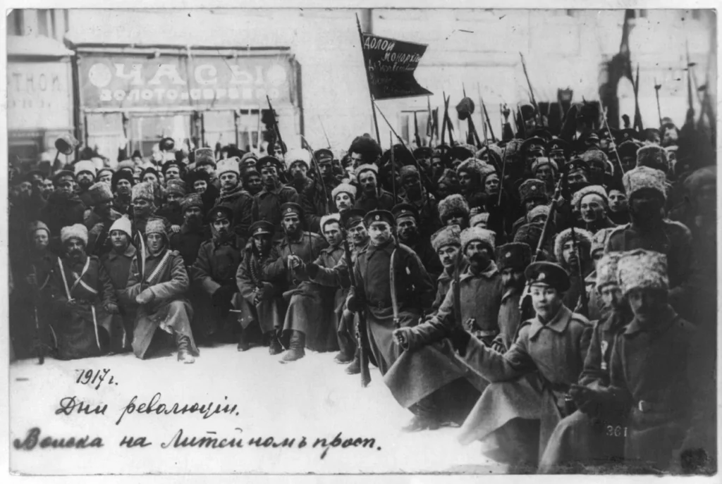 Восставшие солдаты с винтовками и красными флагами на заснеженном Литейном проспекте