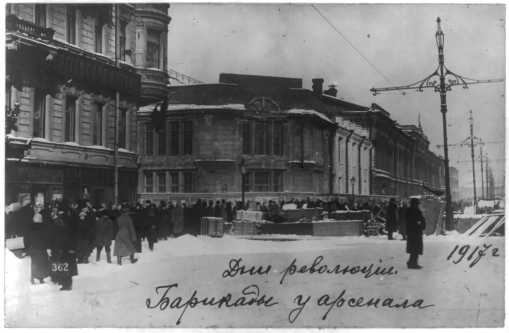 Баррикада у здания Арсенала на Литейном, по улице идут люди
