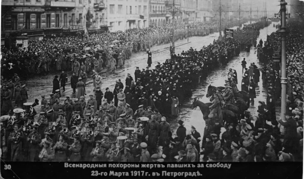 Похоронная процессия с красными знамёнами заполняет Невский проспект