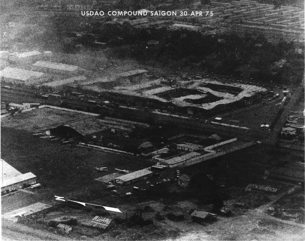 Разрушенный комплекс военного атташе США в Сайгоне, аэрофотоснимок 30 апреля 1975 года