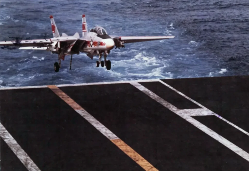 Палубный истребитель F-14A «Томкэт» над палубой авианосца «Энтерпрайз» во время эвакуации Сайгона, 29 апреля 1975 года