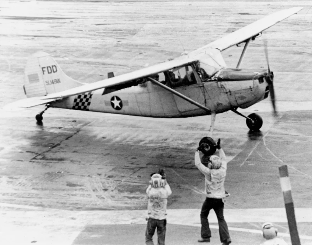 Самолёт Cessna O-1 майора Буанга после посадки на палубу авианосца «Мидуэй», апрель 1975 года
