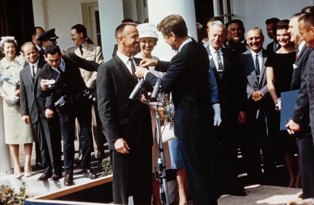 Президент Кеннеди вручает Алану Шепарду медаль NASA, 8 мая 1961 года