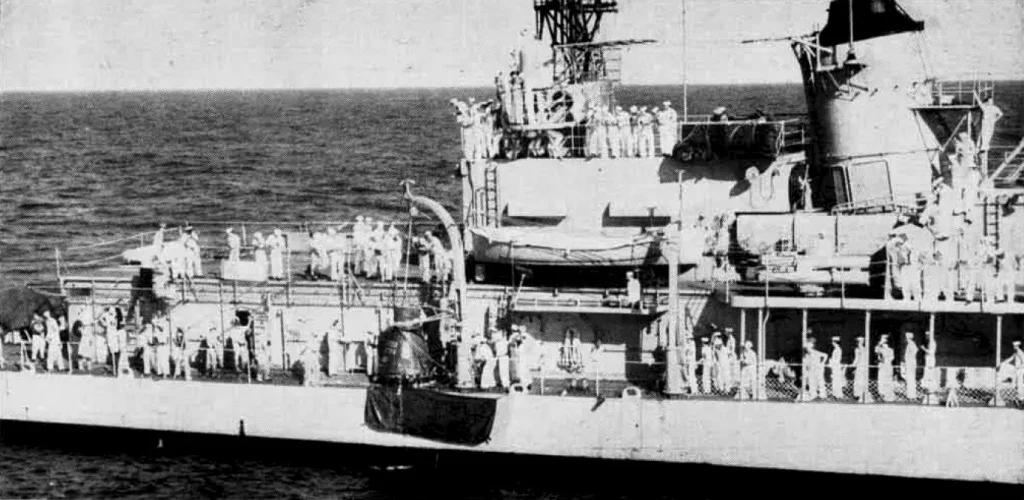 Эсминец «Ноа» поднимает на борт капсулу «Френдшип-7», 20 февраля 1962 года