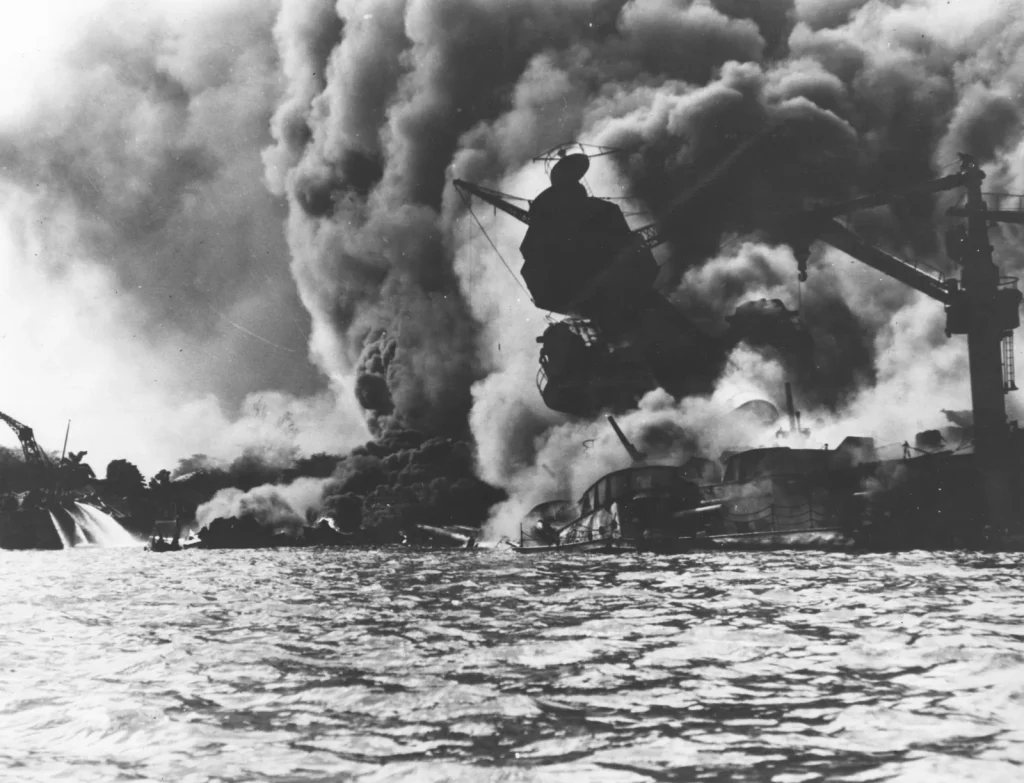 Горящий линкор «Аризона» в Пёрл-Харборе 7 декабря 1941 года