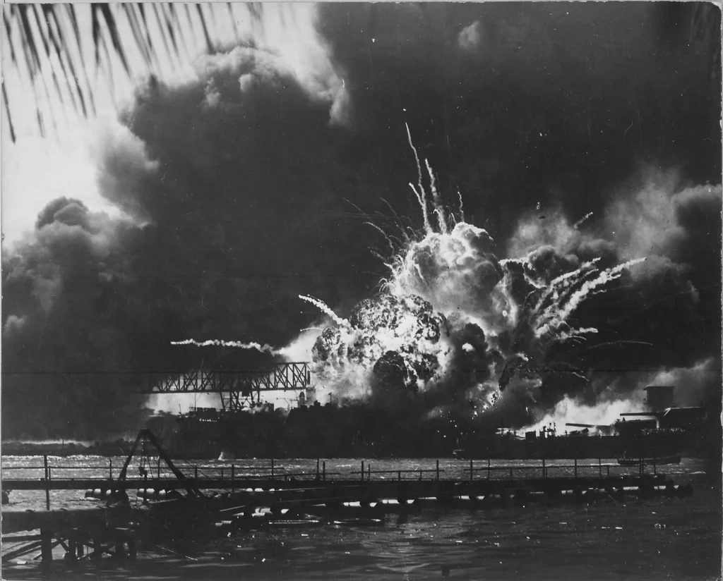 Взрыв носового погреба эсминца «Шоу» в плавучем доке, 7 декабря 1941