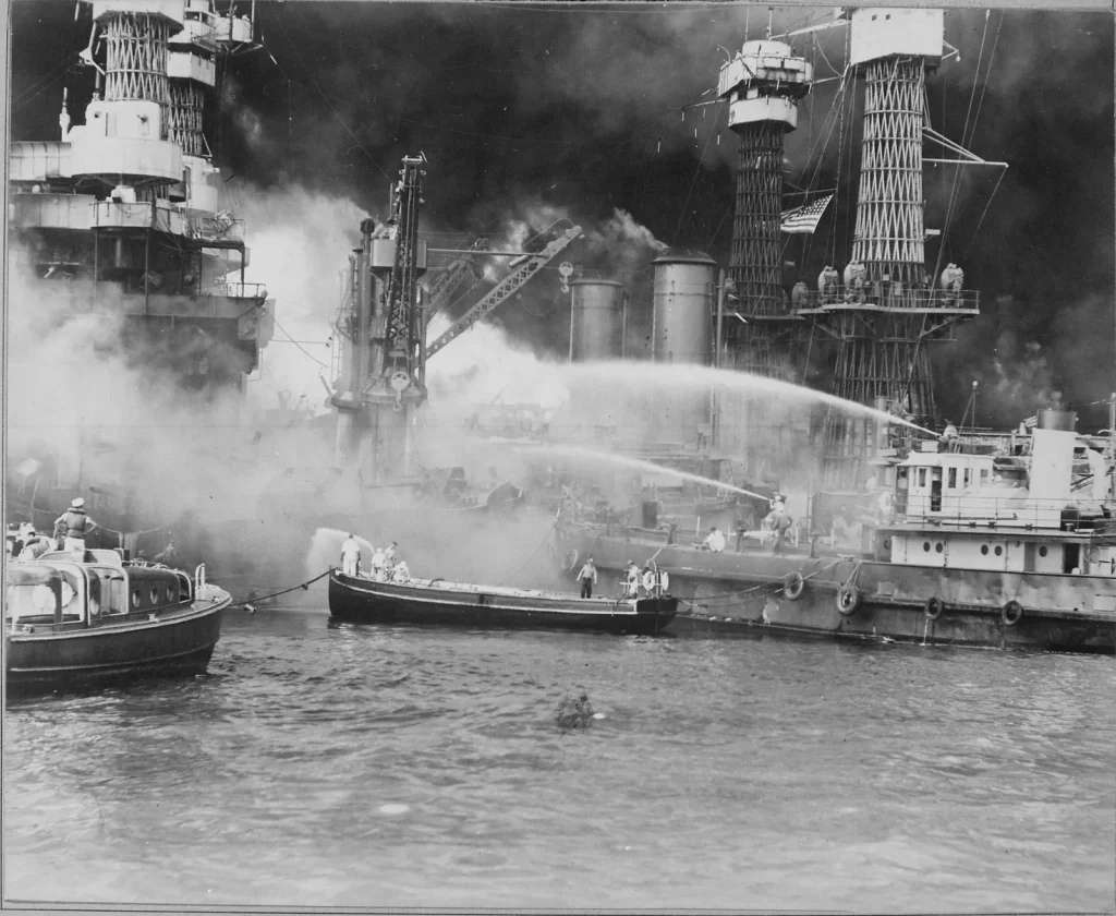 Горящая «Западная Виргиния», катер подбирает моряков из воды, 1941