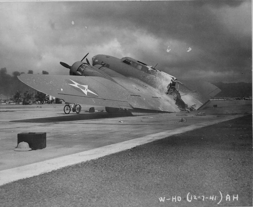 Сгоревший бомбардировщик B-17C у ангара на аэродроме Хикам, 7 декабря 1941
