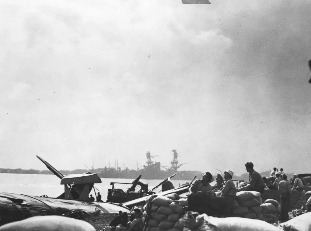 Американские моряки на боевых постах за мешками с песком, остров Форд, 1941
