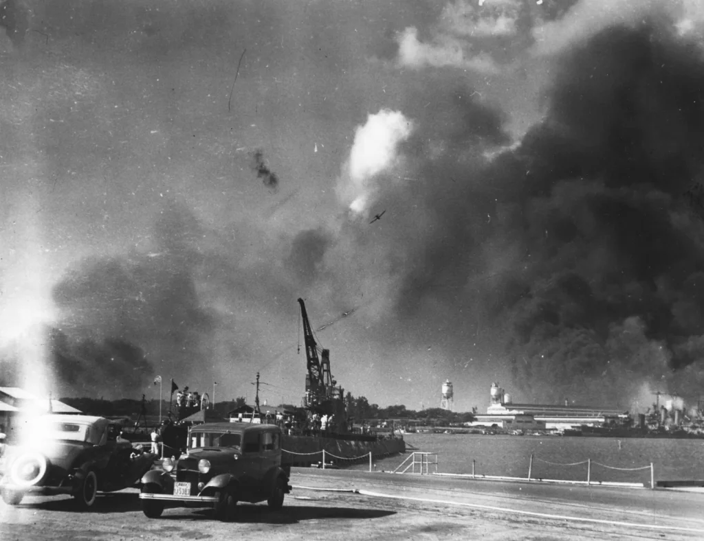 Японские самолёты над Пёрл-Харбором, снимок с американского берега, 1941